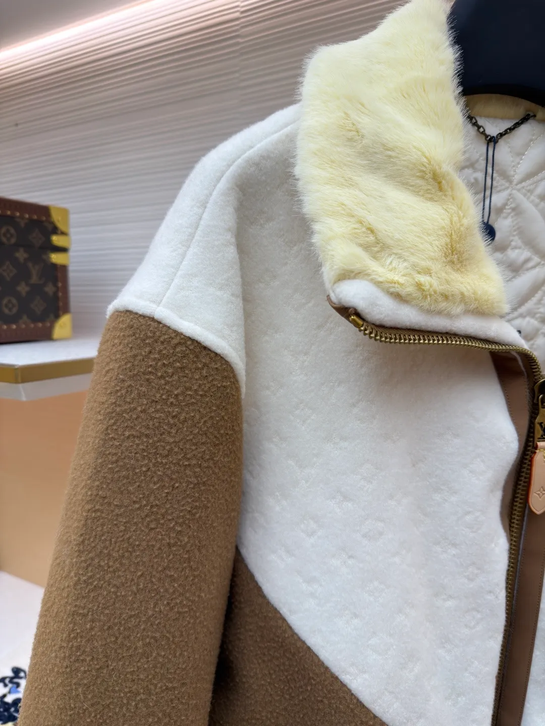 LOUIS VUITTON Shearling collar patchwork jacket ●Original version: 30006 purchase and development ●Item number: 1681987-C25 ●Fabric: wool fabric ●Technology: Positioning cutting machine ●Color: yellow and white ●Version: Fitted version ●Weight: about 1630 grams ●Size: S-M-L-XL ●Description: This sheepskin jacket injects a touch of chic après-ski casual style into your winter look. Featuring a striking 'V' yoke at the front and back, it's made from a blend of sheep's wool and tussah silk and embellished with a Monogram jacquard pattern. The soft shearling collar pulls up to wrap around the neck, while the quilted Monogram pattern on the interior further enhances warmth and comfort. The finishing touch is the LV trim on the chest and refined leather trim on the zippers and pockets. 90% sheep wool, 10% cashmere; Fabric 2: 86% sheep wool, 14% tussah silk; Lining 1: 100% polyester; Lining 2: 100% cotton; Filling: 100% polyester shearling; Cow leather; Except for trim; Contrast yoke with all-over logo jacquard Striped ribbed waist and cuffs The left chest is decorated with metal logo accessories. The quilted logo lining zipper opening and closing has a straight and delicate overall line. The fabric is comfortable and soft, and the color is consistent without color difference. It can be matched with the same style to create a fashionable look and control various occasions. Customized accessories, complete with three labels, same style for men and women!